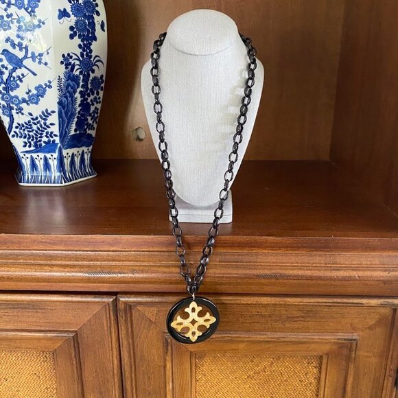 Lucite Maltese Cross Round Pendant Necklace Lightweight - Picture 3 of 3